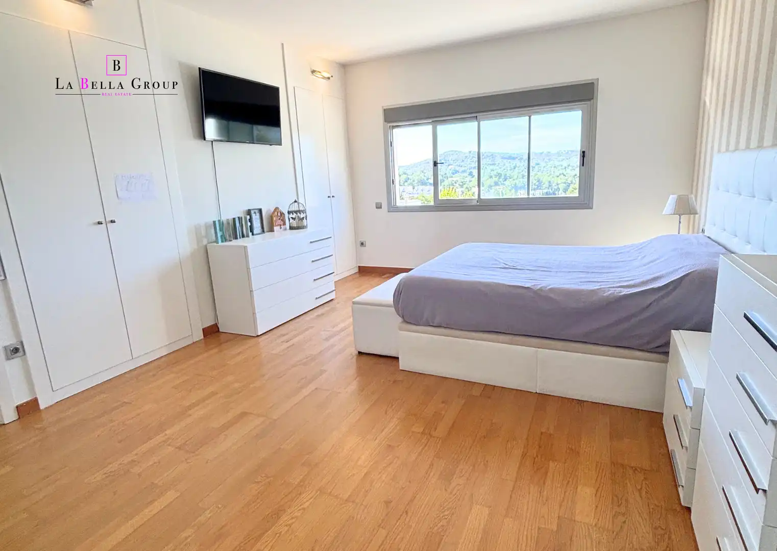 Schlafzimmer von Einfamilien-Reihenhaus zum Verkauf in Santa Eulària des Riu mit Klimaanlage, Heizung und Parkett