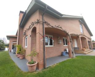 Vista exterior de Casa o xalet en venda en Villaquilambre amb Terrassa i Piscina