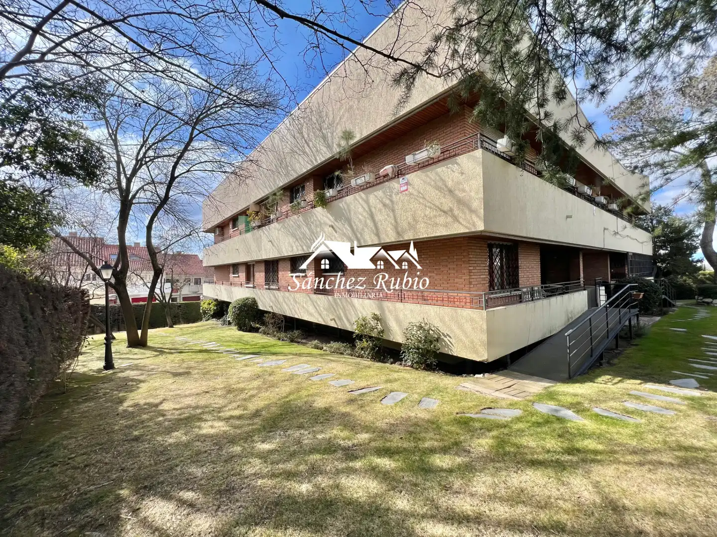 Vista exterior de Piso de alquiler en Torrelodones con Calefacción, Parquet y Terraza