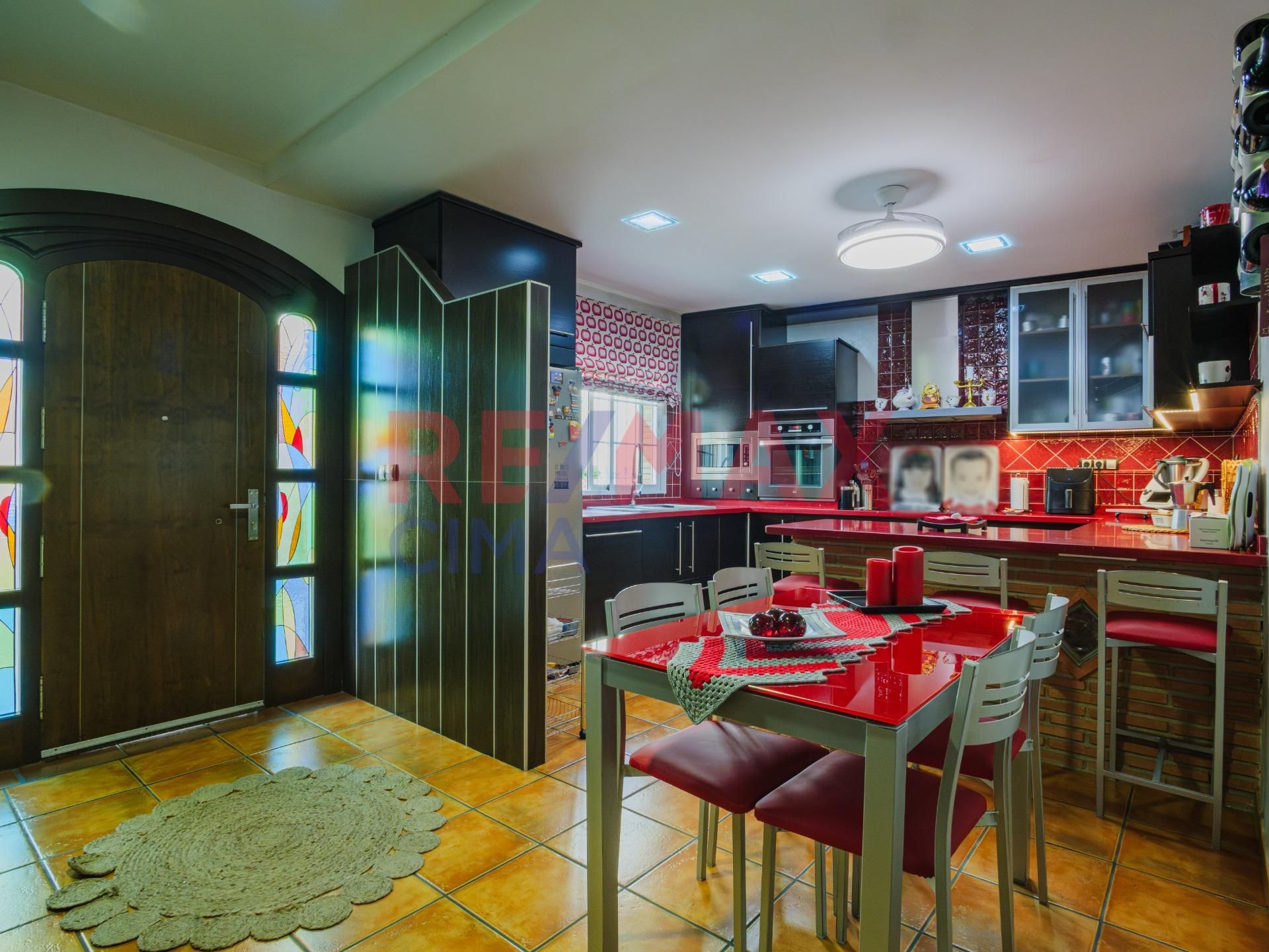 Cuina de Casa o xalet en venda en Almuñécar amb Aire condicionat, Terrassa i Balcó