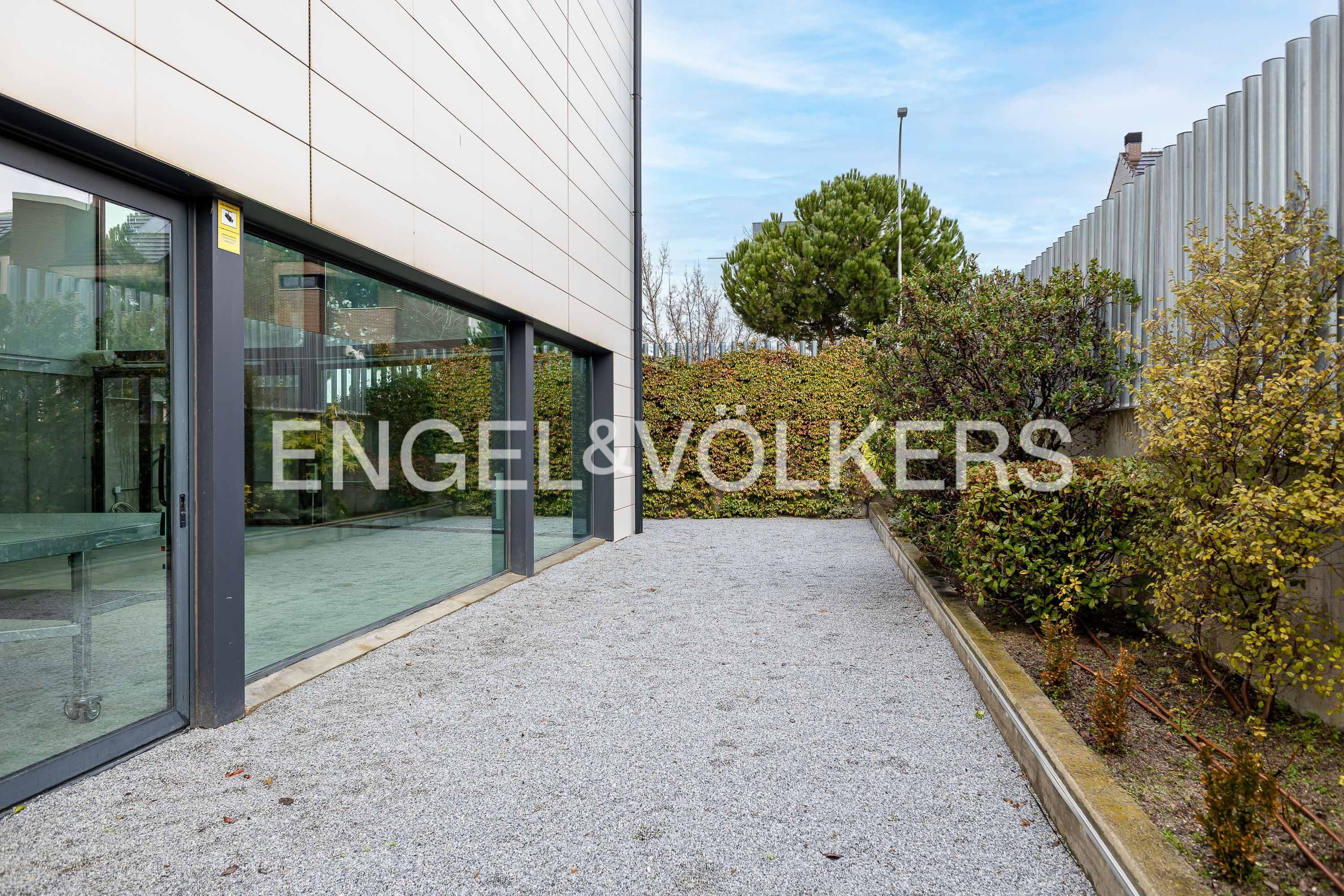 Vista exterior de Casa o xalet en venda en  Madrid Capital amb Aire condicionat, Calefacció i Jardí privat