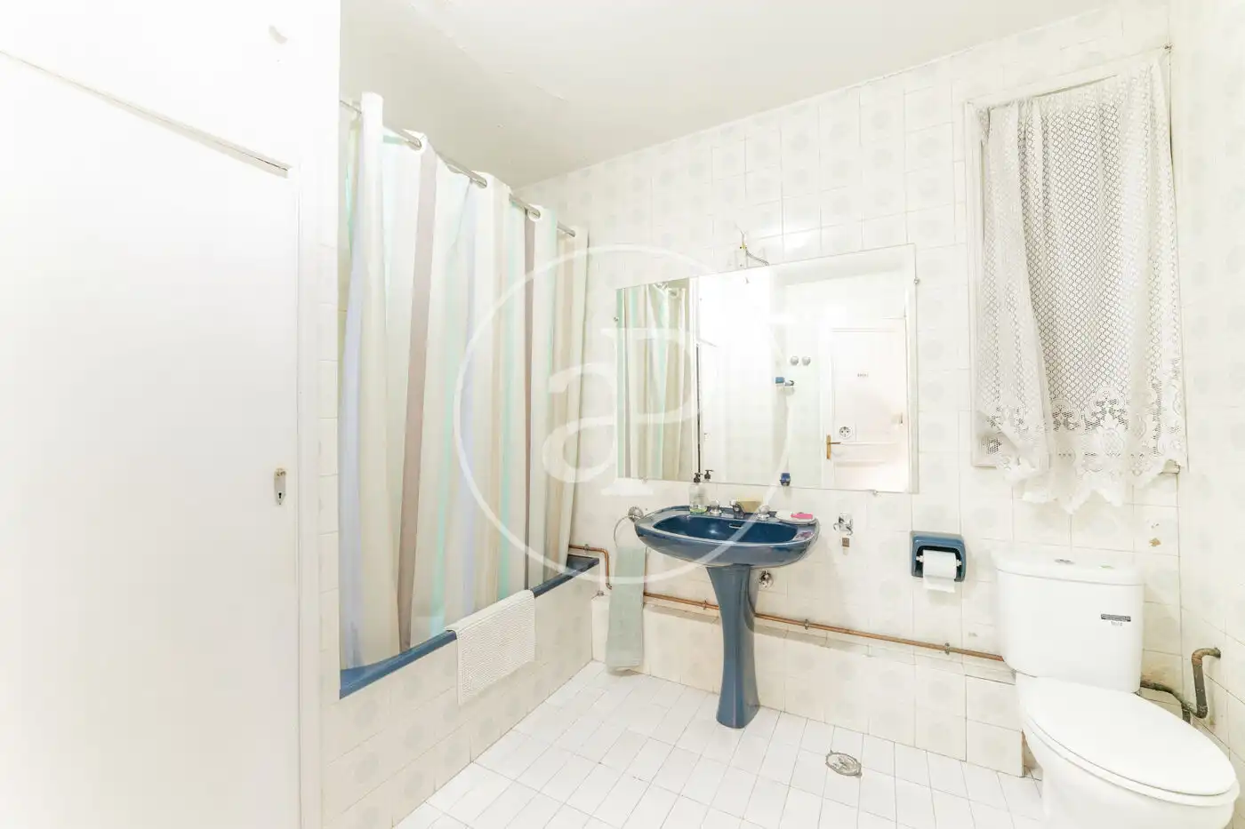 Baño de Piso en venta en Madrid con Calefacción, Terraza y Trastero