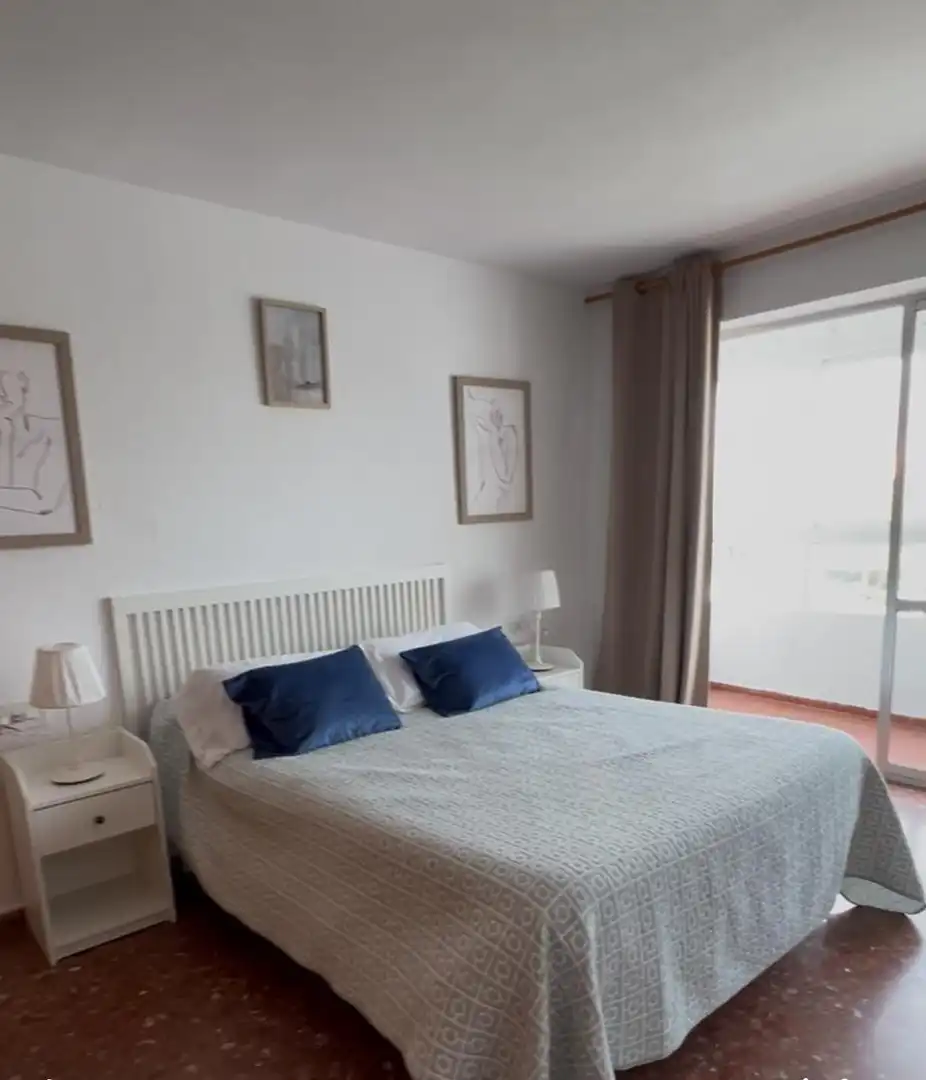 Dormitori de Apartament de lloguer en Mijas amb Jardí privat