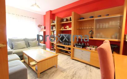 Living room of Flat for sale in  Sevilla Capital  with Air Conditioner, Heating and Parquet flooring