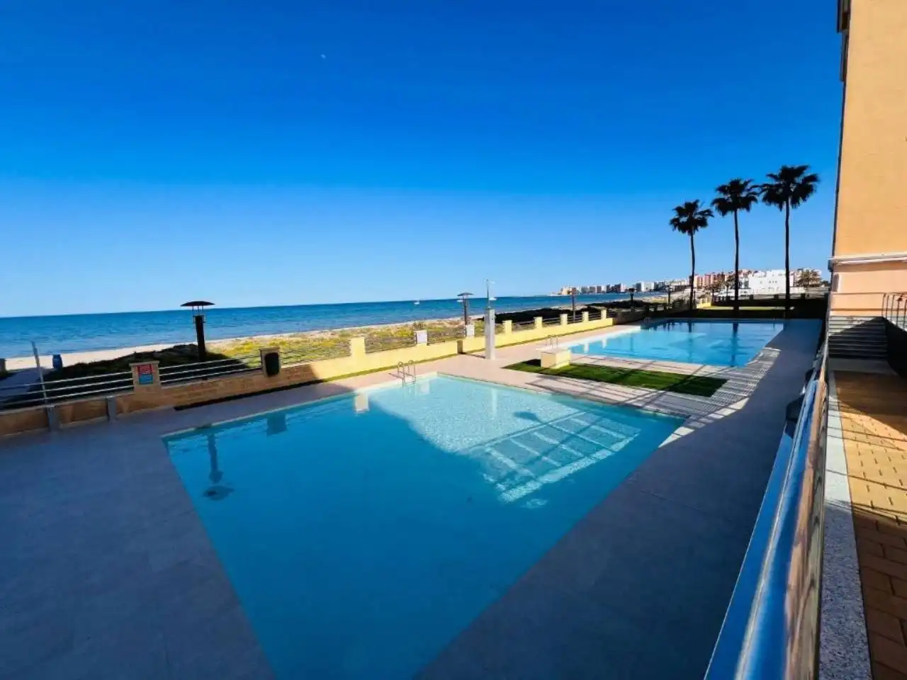 Piscina de Apartamento en venta en La Manga del Mar Menor con Aire acondicionado, Calefacción y Terraza