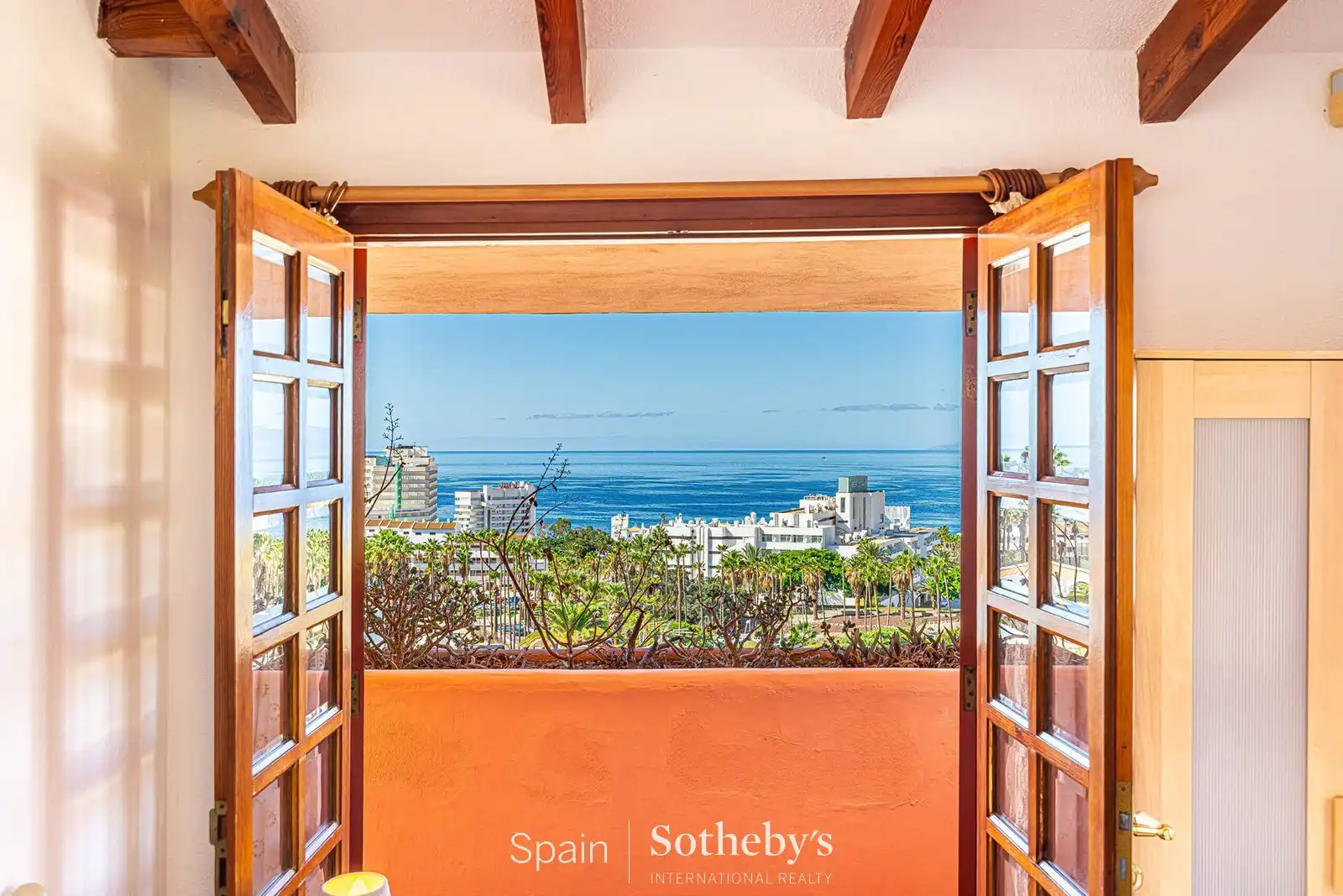 Vista exterior de Casa o xalet en venda en Adeje amb Aire condicionat, Jardí privat i Terrassa