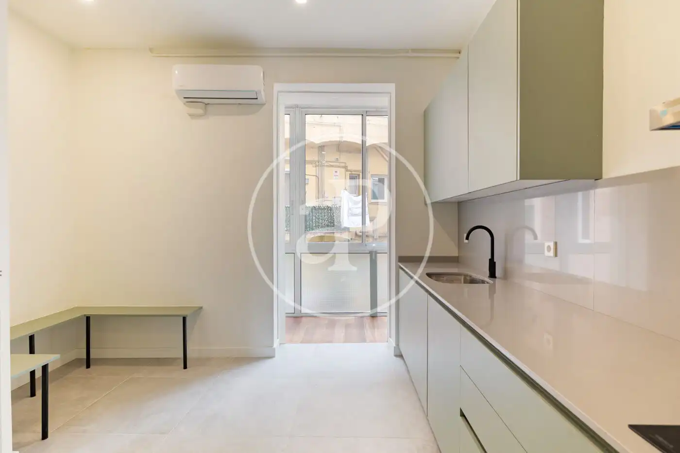 Küche von Wohnung zum Verkauf in Barcelona mit Klimaanlage, Heizung und Balkon