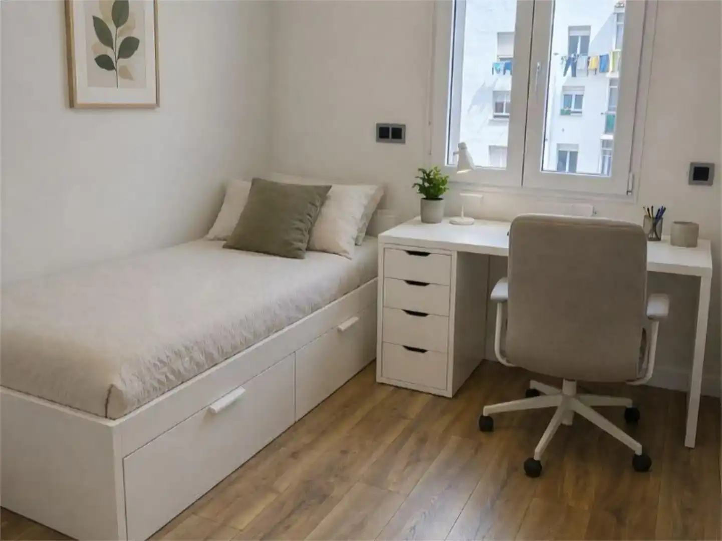 Dormitori de Apartament per a compartir en León Capital  amb Jardí privat, Parquet i Traster