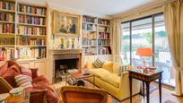 Living room of Single-family semi-detached for sale in  Madrid Capital  with Air Conditioner and Terrace