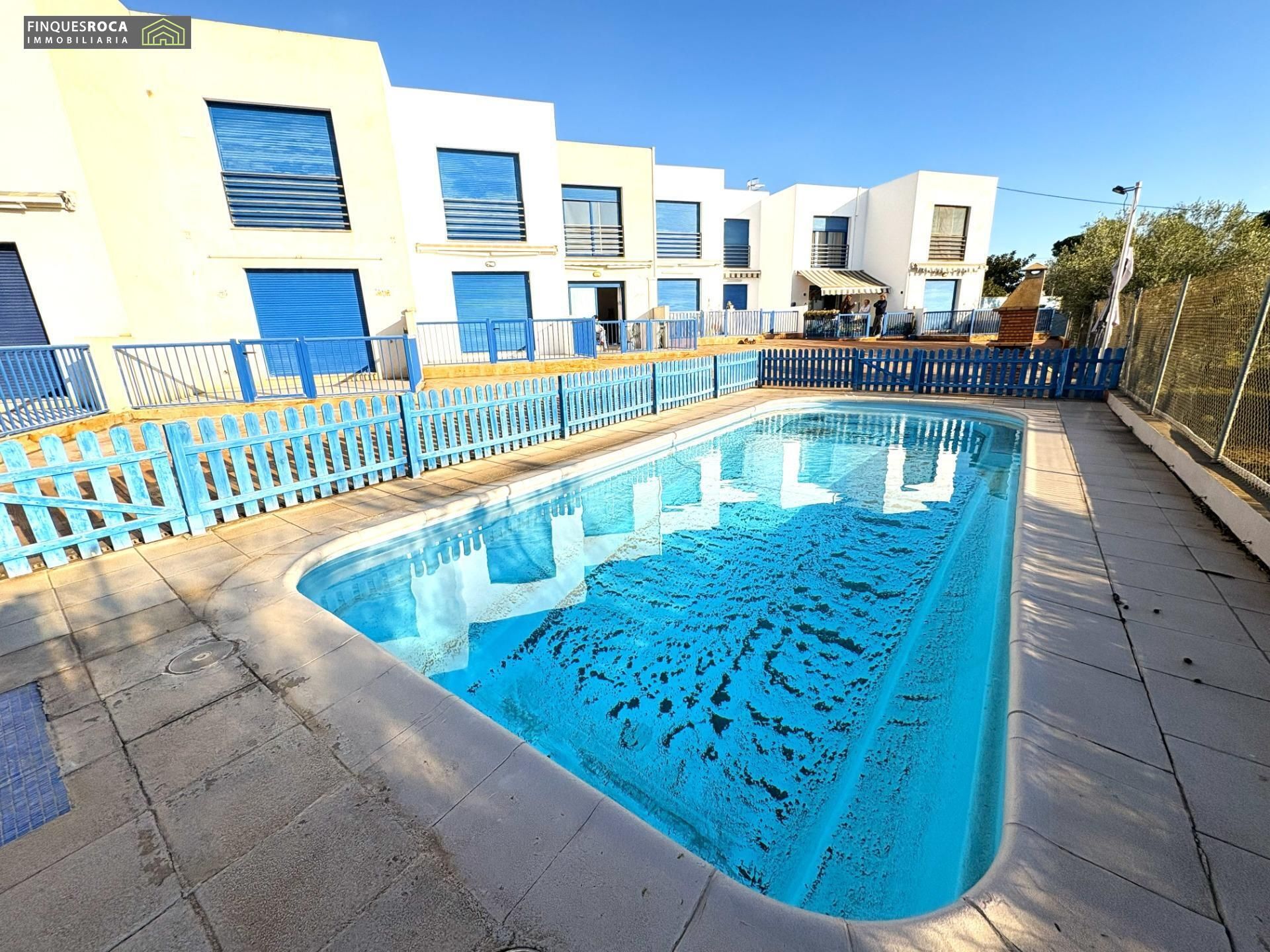 Piscina de Casa adosada en venda en Alcanar amb Aire condicionat, Jardí privat i Terrassa