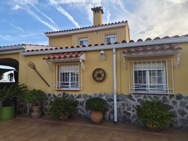 Detached house with balcony for sale in Oeste