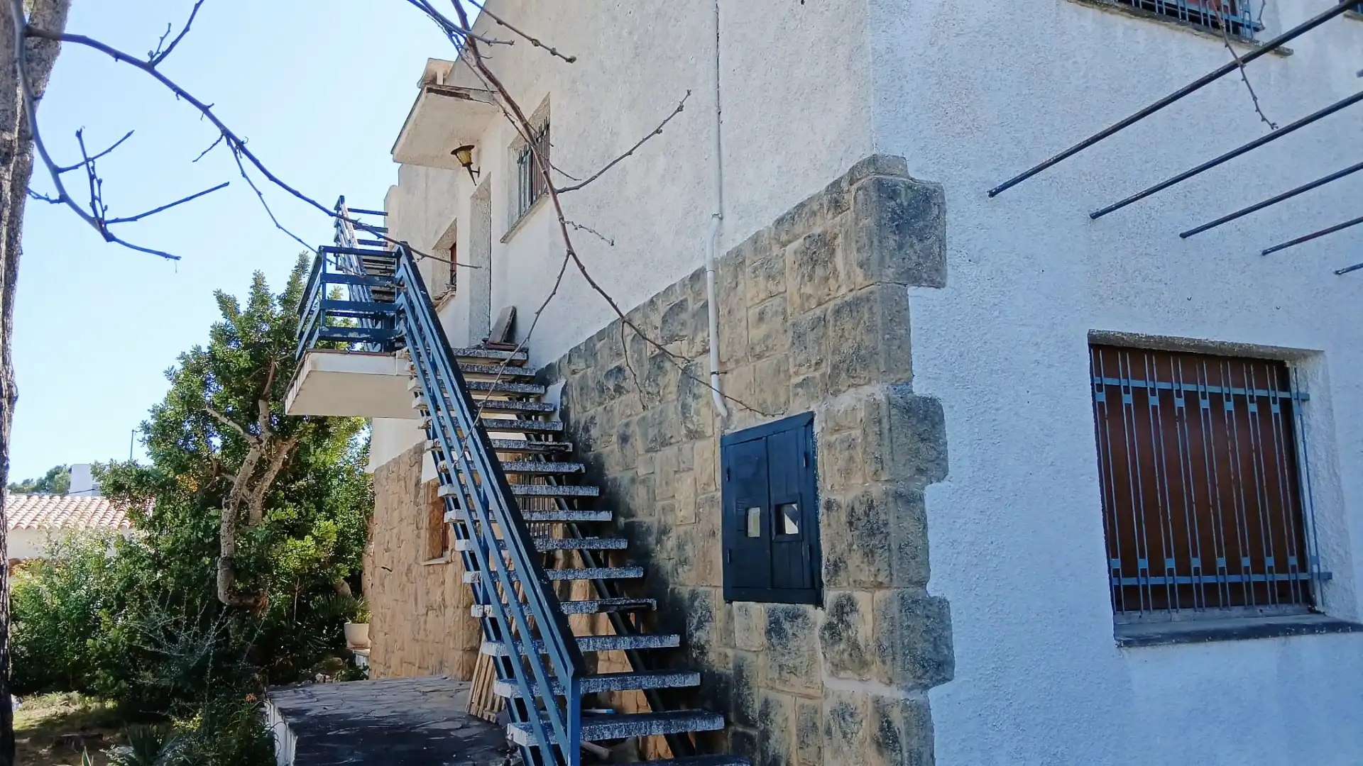 Vista exterior de Casa adosada en venda en Roda de Berà amb Jardí privat i Terrassa