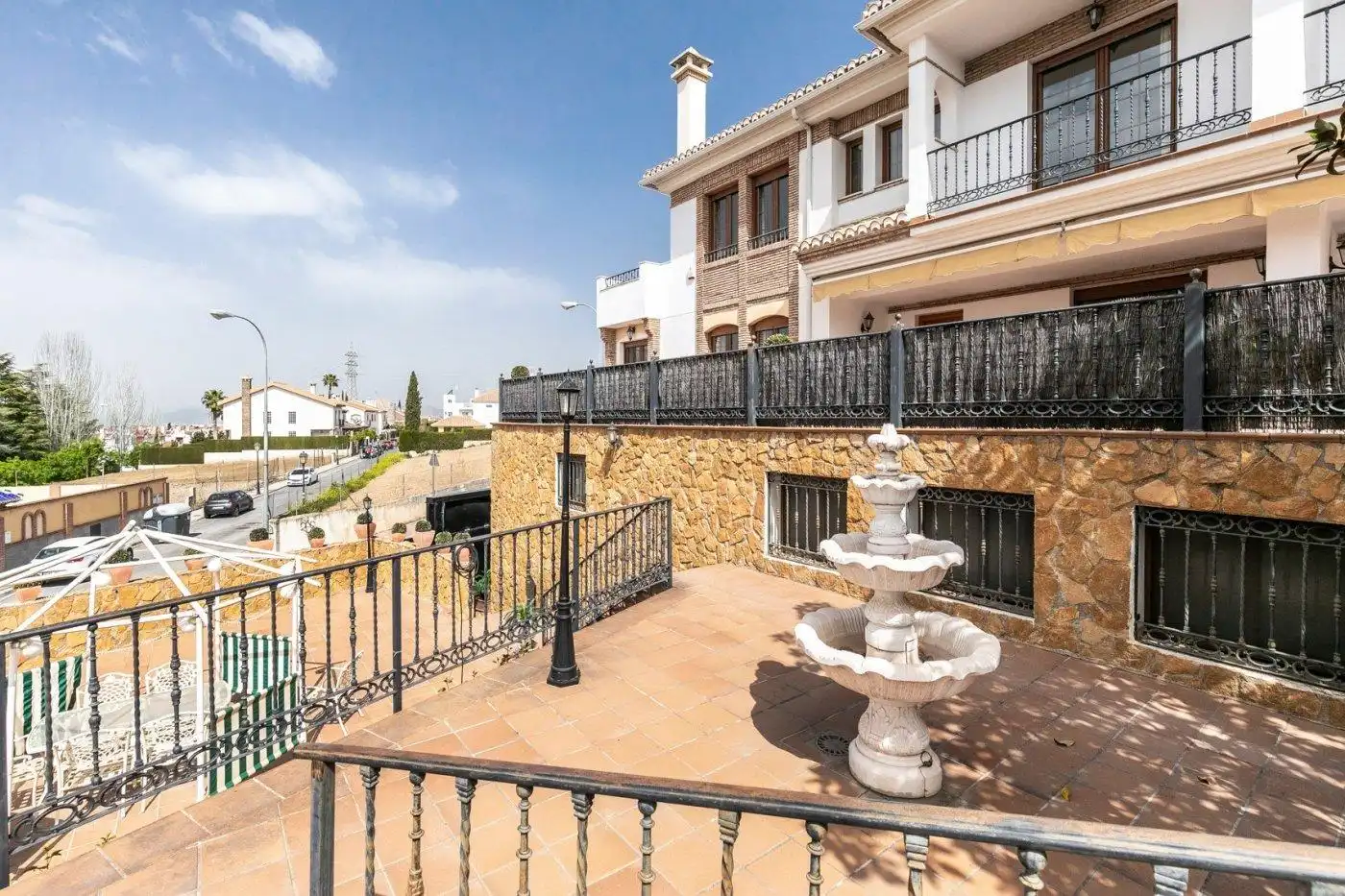 Casa amb piscina en venda a Avenida LOAYSA