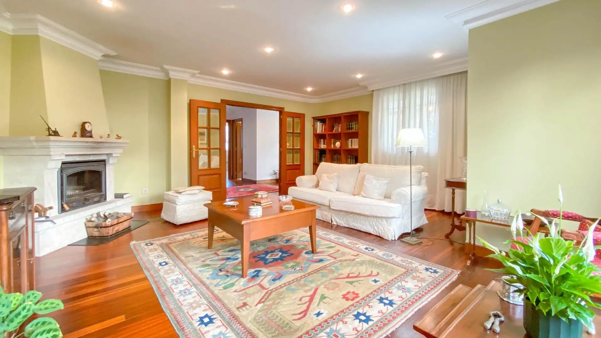 Sala de estar de Casa adosada en venta en Santa Cruz de Bezana con Calefacción, Jardín privado y Trastero