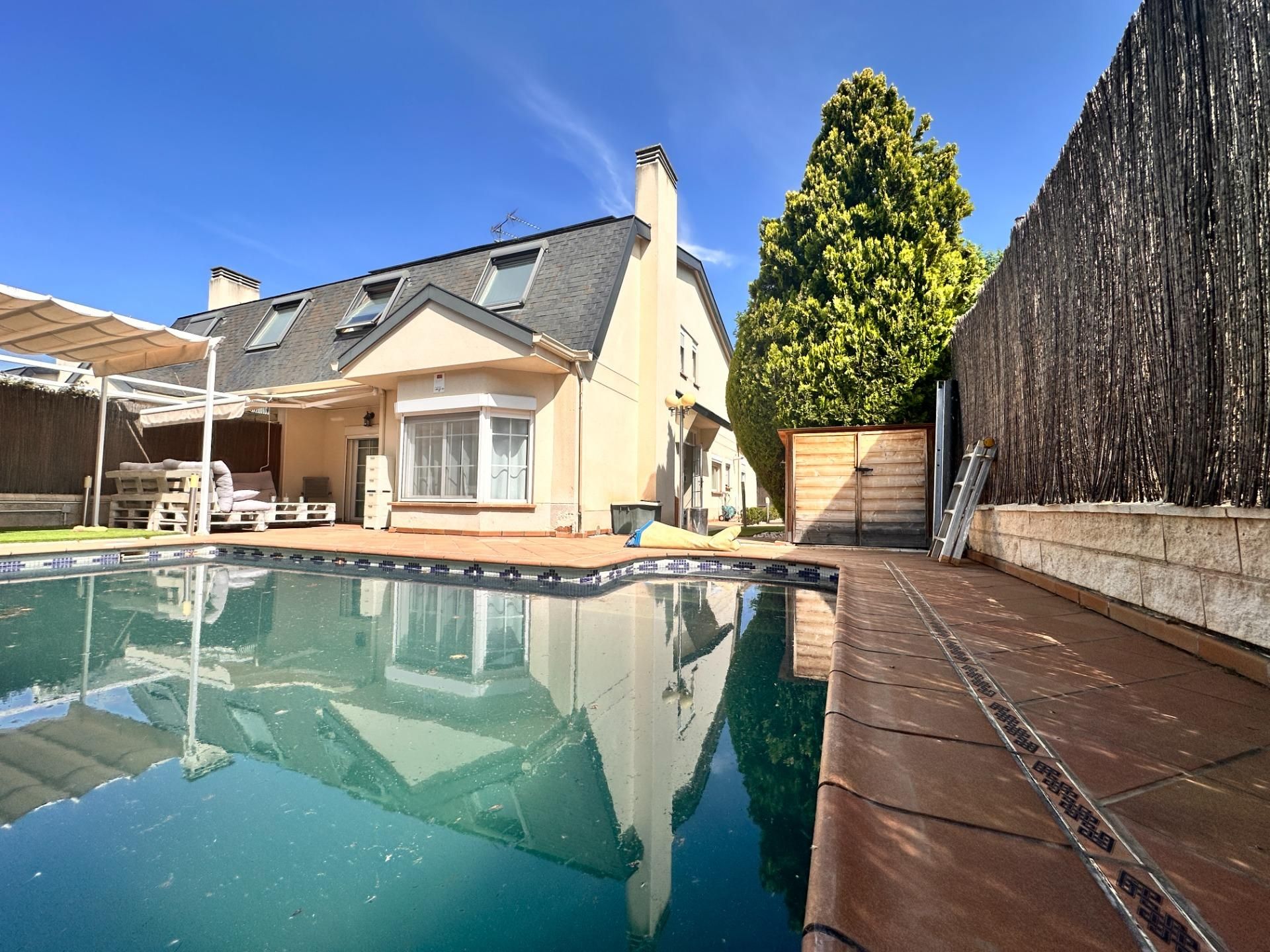 Swimming pool of Single-family semi-detached for sale in Aranjuez  with Heating, Private garden and Swimming Pool