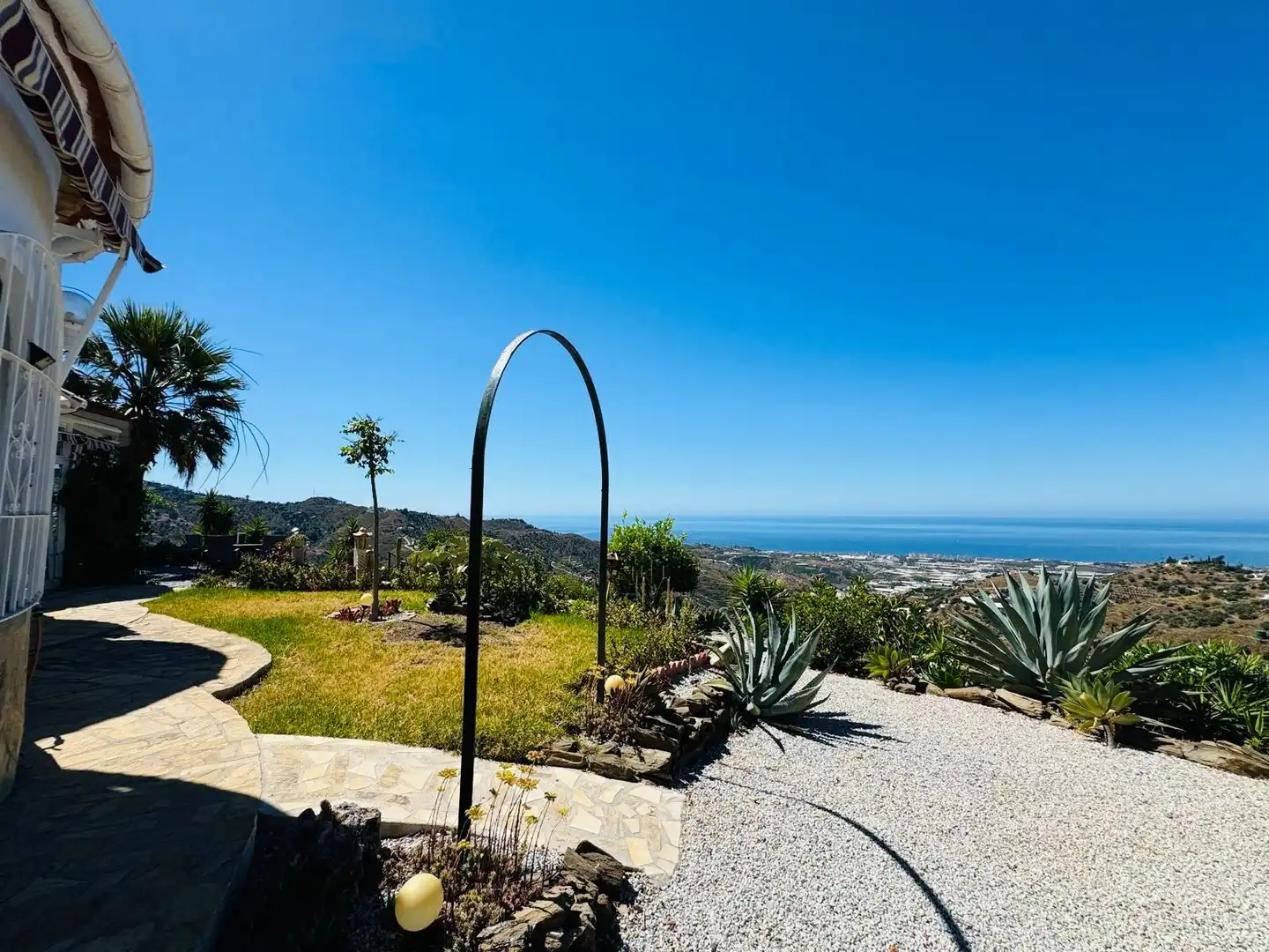 Vista exterior de Casa o xalet en venda en Arenas amb Aire condicionat, Jardí privat i Traster