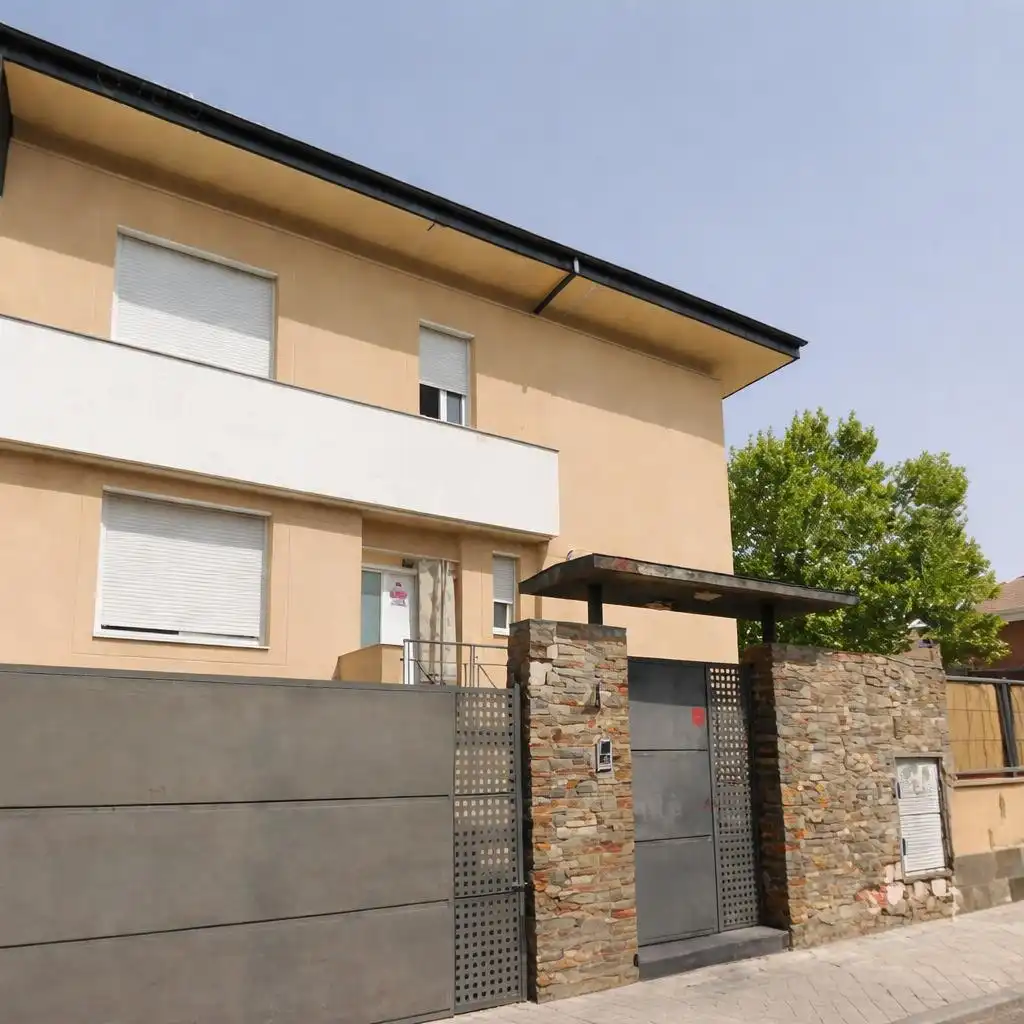 Vista exterior de Casa o chalet en venta en  Madrid Capital con Jardín privado, Terraza y Piscina