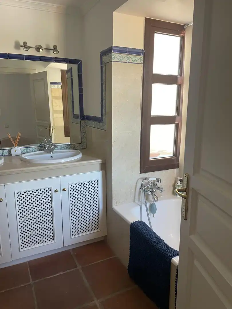 Baño de Casa adosada en venta en Benahavís con Aire acondicionado, Jardín privado y Terraza