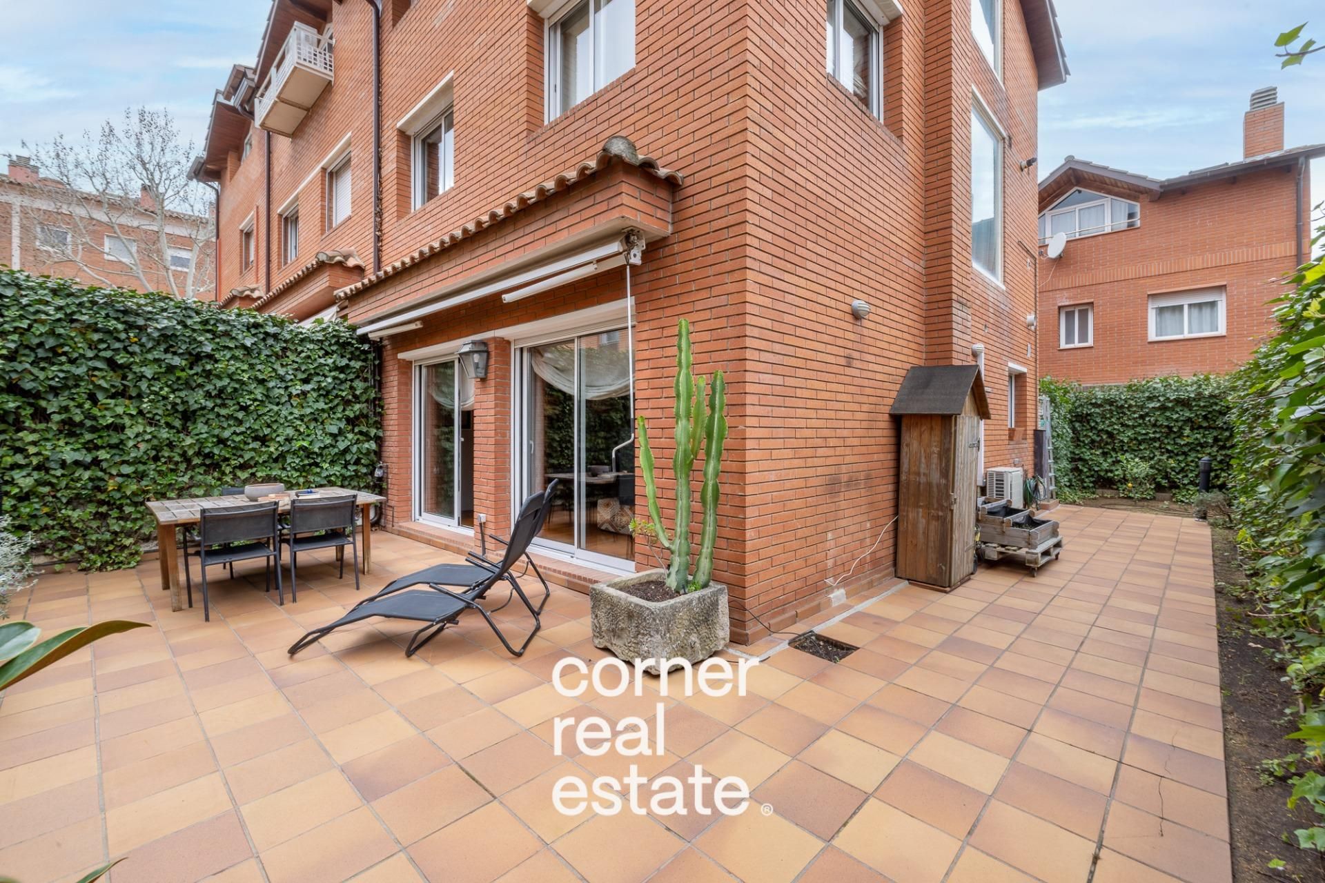 Vista exterior de Casa adosada en venda en Sant Cugat del Vallès amb Aire condicionat, Calefacció i Parquet