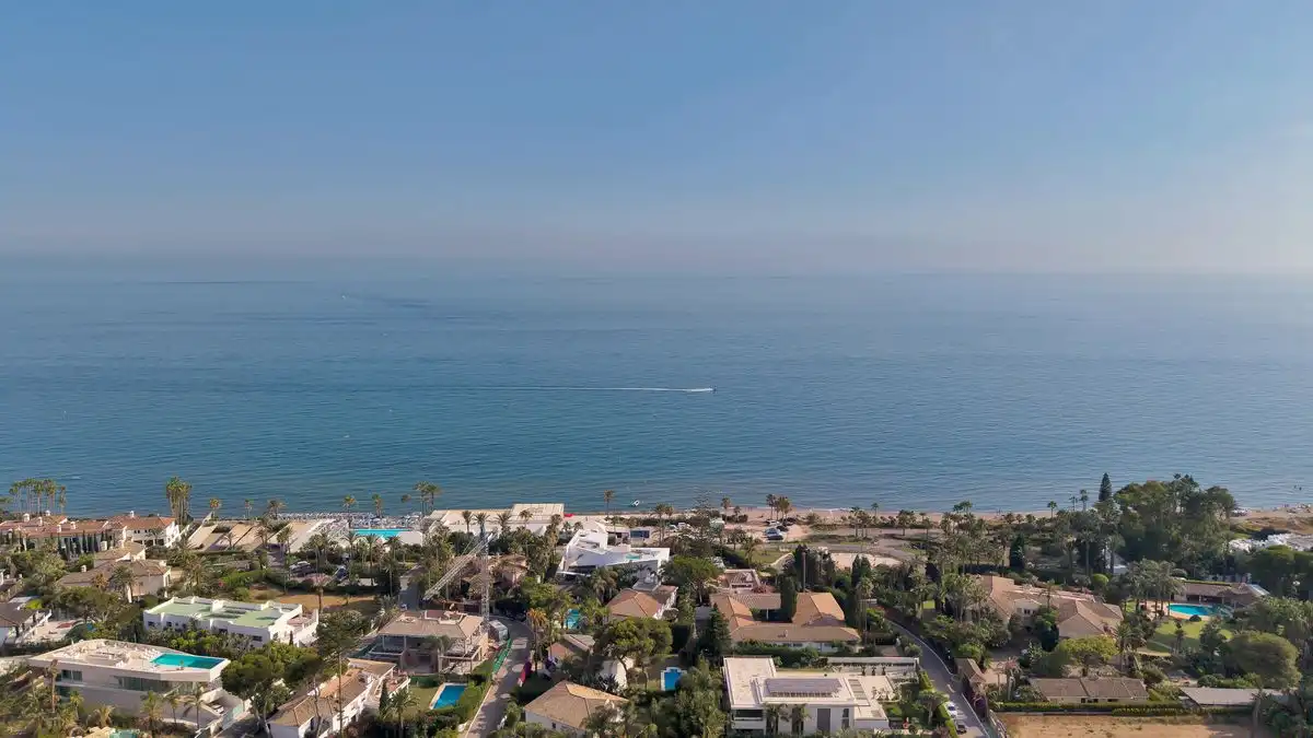 Vista exterior de Casa o xalet en venda en Marbella amb Aire condicionat, Calefacció i Jardí privat