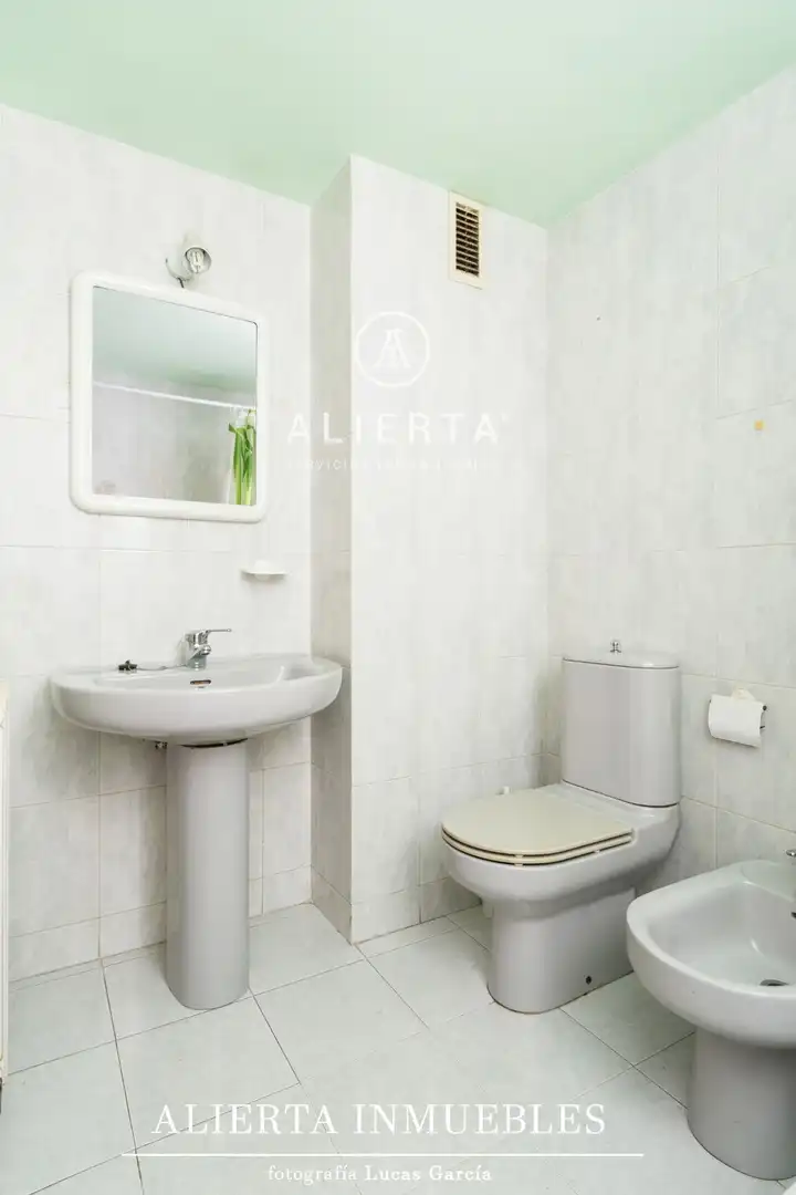 Bathroom of Flat for sale in Zaragoza  with Heating and Storage room