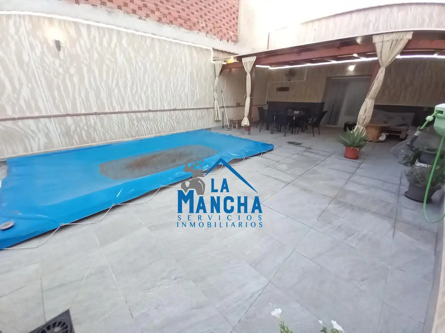 Terrassa de Casa o xalet en venda en Madrigueras amb Piscina i Moblat