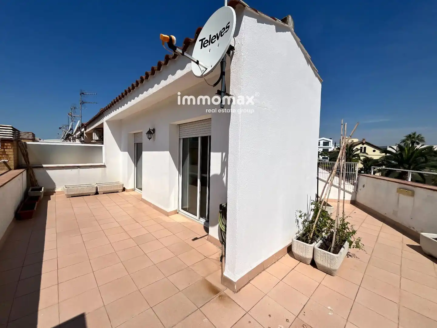 Vista exterior de Casa adosada en venta en Vilanova i la Geltrú con Calefacción, Jardín privado y Terraza