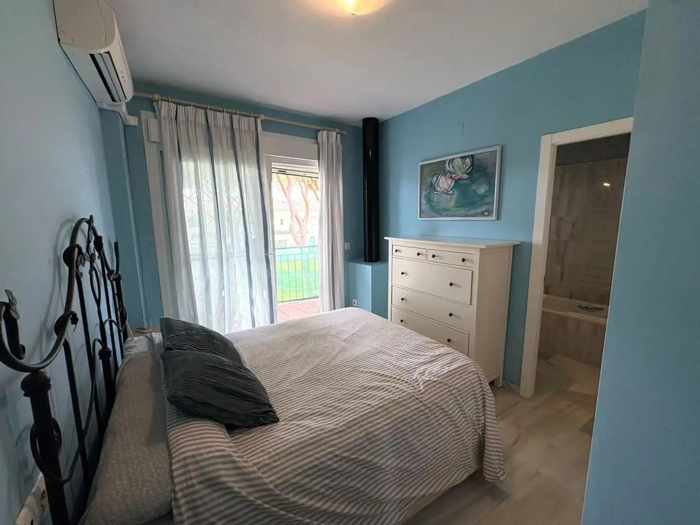 Habitación de Casa adosada en venta en El Portil con Calefacción, Terraza y Amueblado