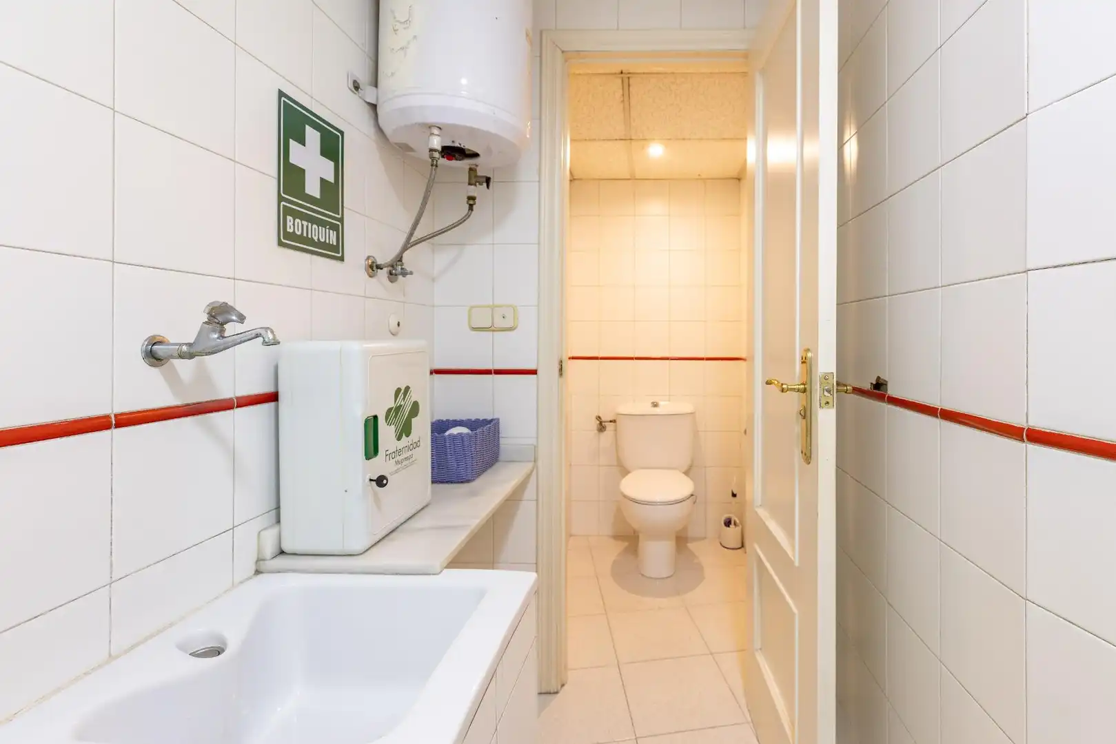Bathroom of Office for rent in Valencia  with Air Conditioner and Heating
