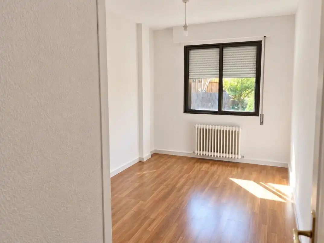 Habitación de Casa adosada en venta en Ensanche