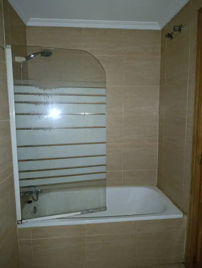 Baño de Apartamento en venta en Benavente con Calefacción, Parquet y Amueblado