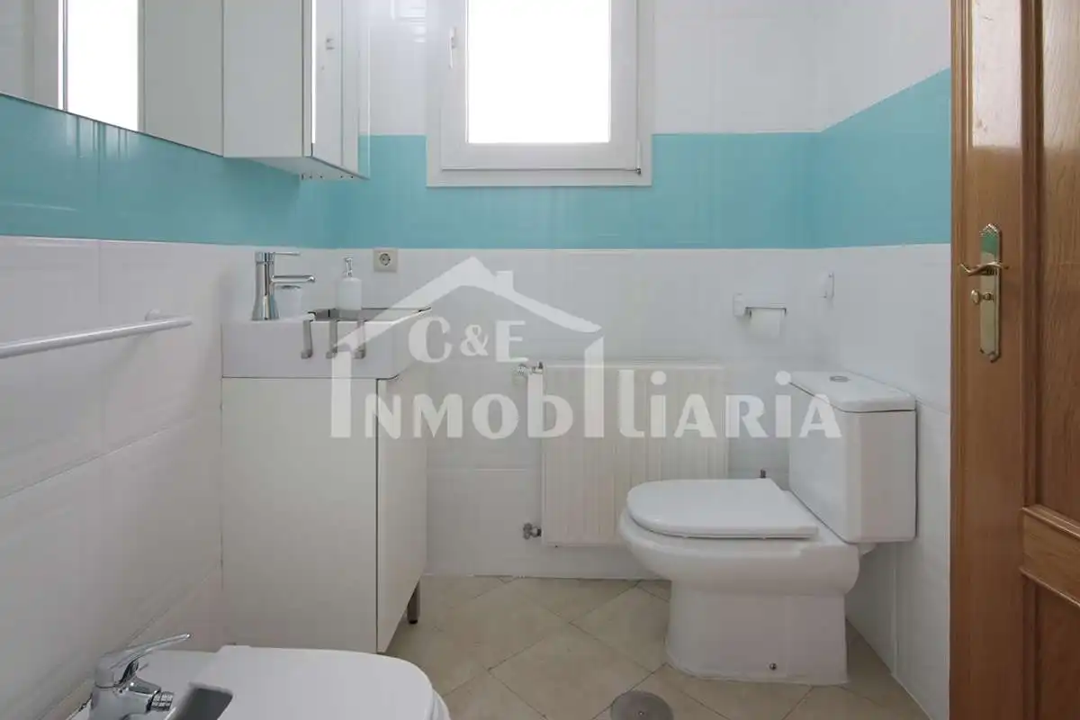 Baño de Apartamento de alquiler en Granada con Aire acondicionado, Calefacción y Parquet