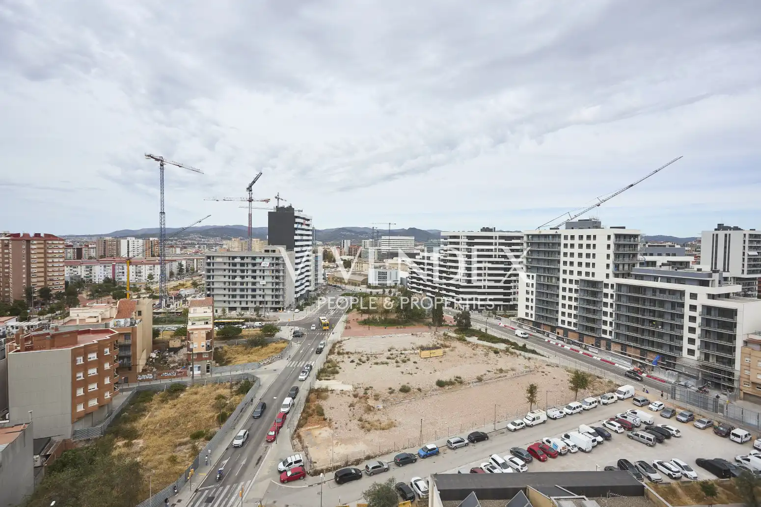 Vista exterior de Àtic en venda en L'Hospitalet de Llobregat amb Aire condicionat, Calefacció i Parquet