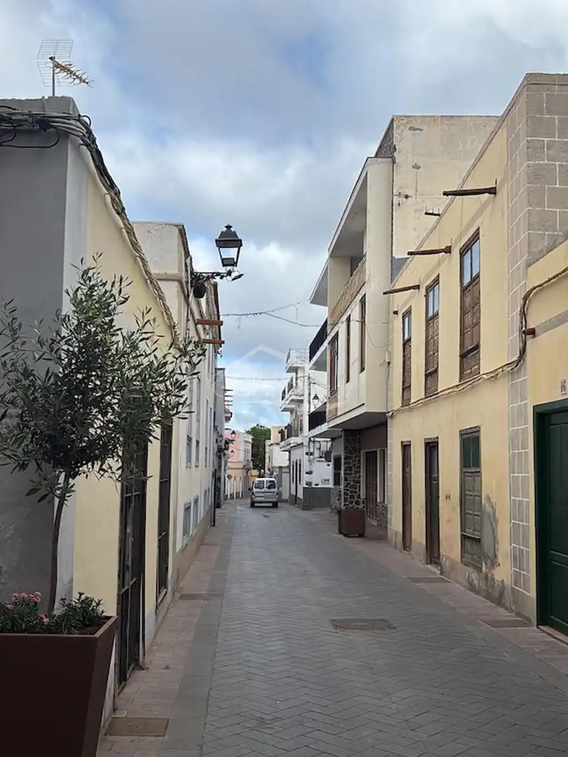 Vista exterior de Casa o xalet en venda en Guía de Isora amb Aire condicionat, Terrassa i Traster