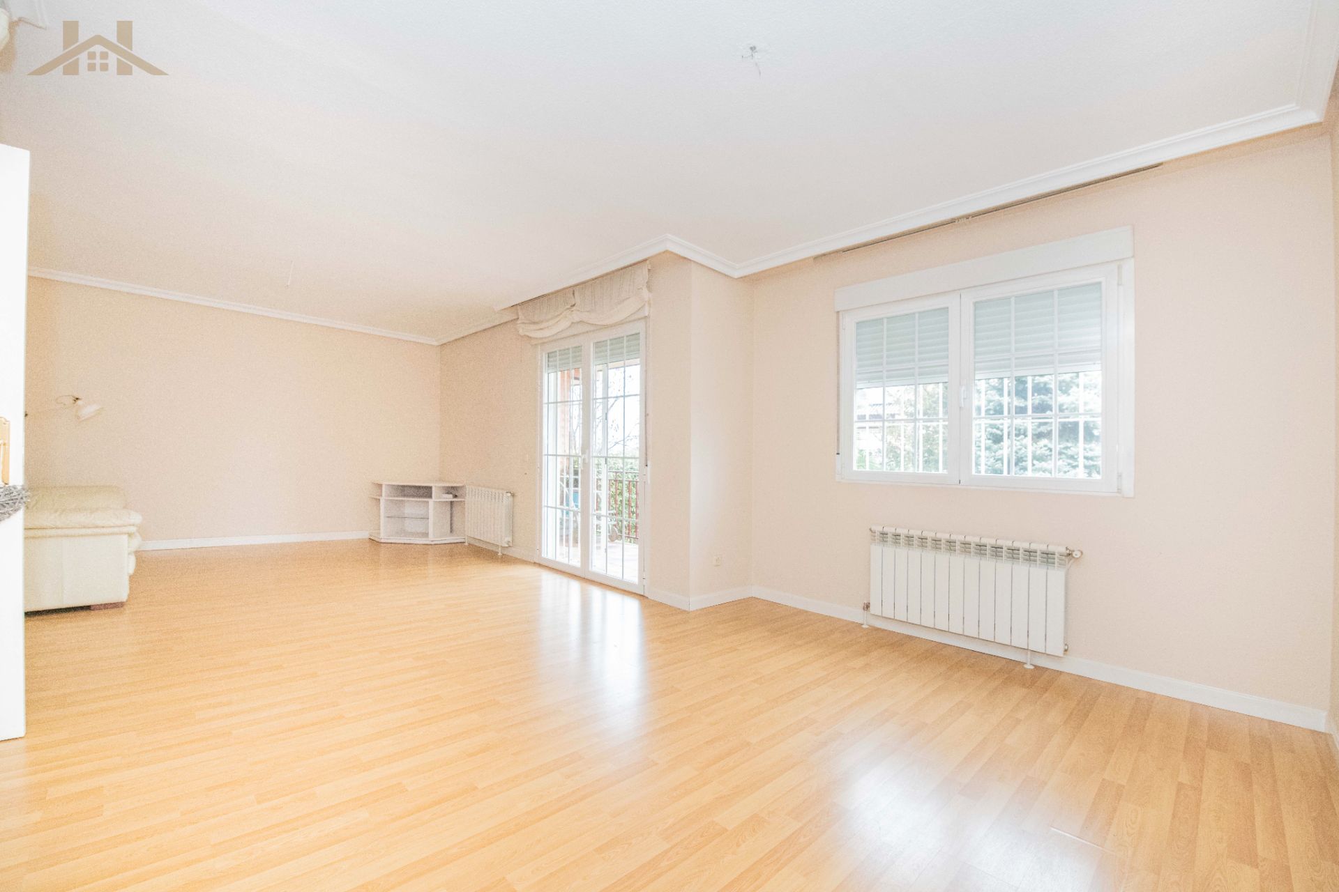 Sala d'estar de Casa adosada en venda en Villaviciosa de Odón amb Aire condicionat, Calefacció i Jardí privat