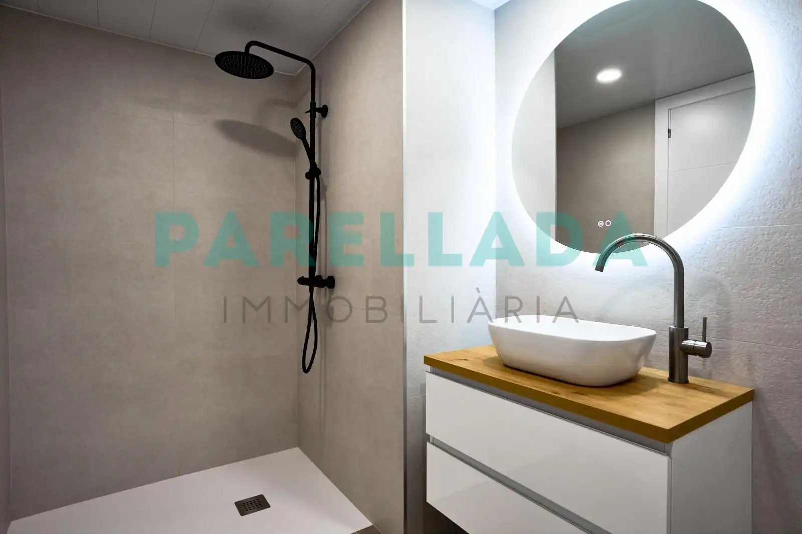Bathroom of Flat for sale in Badalona  with Air Conditioner, Heating and Parquet flooring