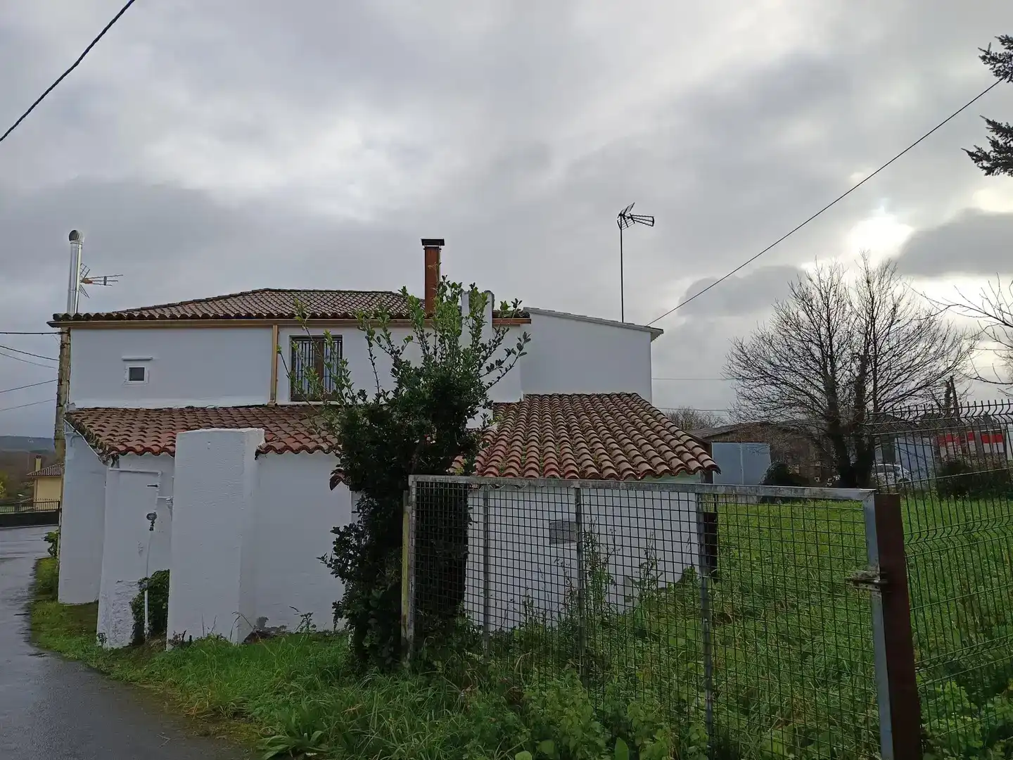 Vista exterior de Casa adosada en venda en Boimorto amb Balcó