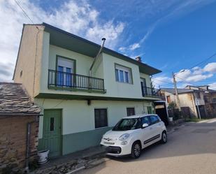 Vista exterior de Casa o xalet en venda en Carracedelo amb Calefacció, Jardí privat i Terrassa