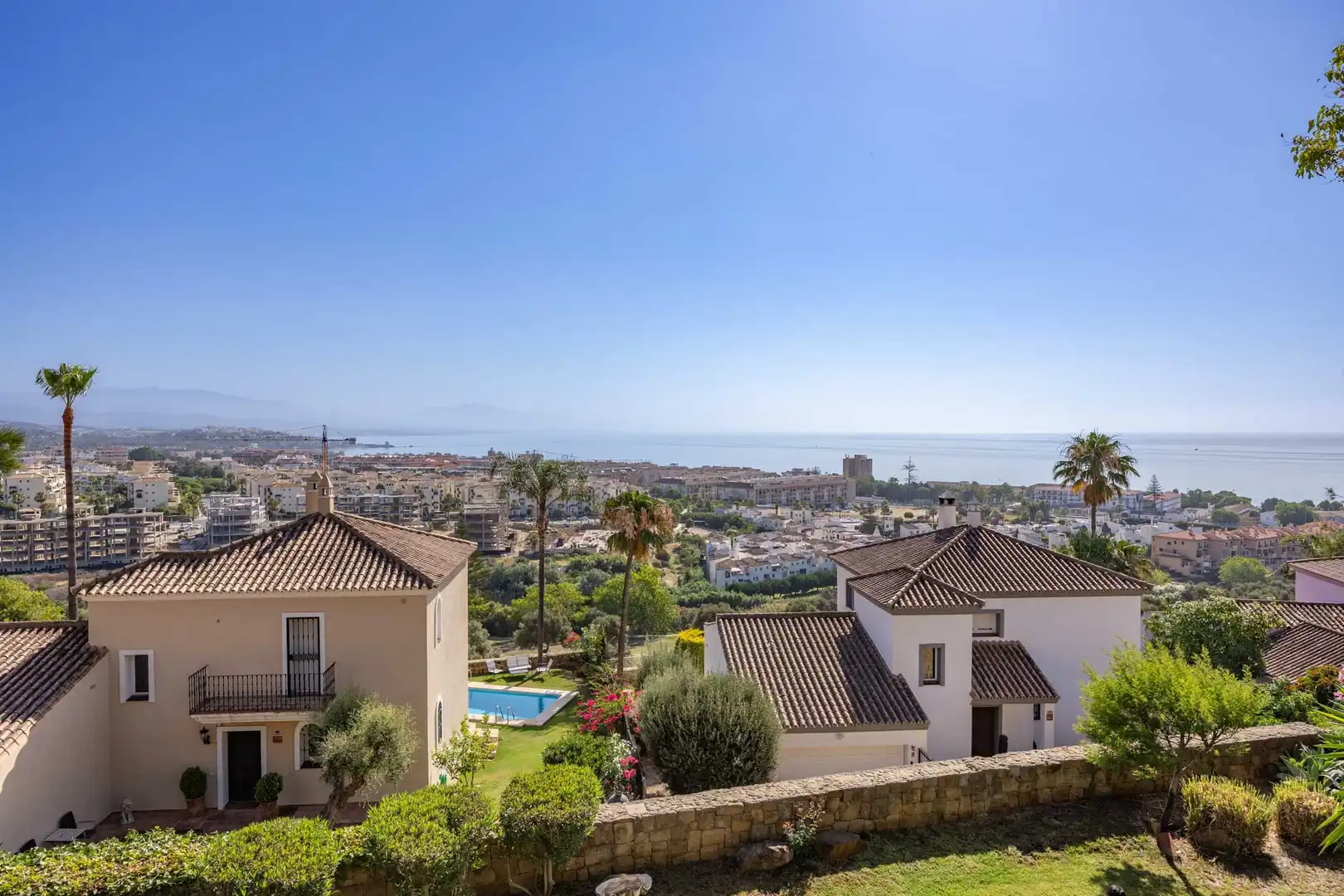 Vista exterior de Casa o xalet en venda en Manilva amb Jardí privat, Terrassa i Traster