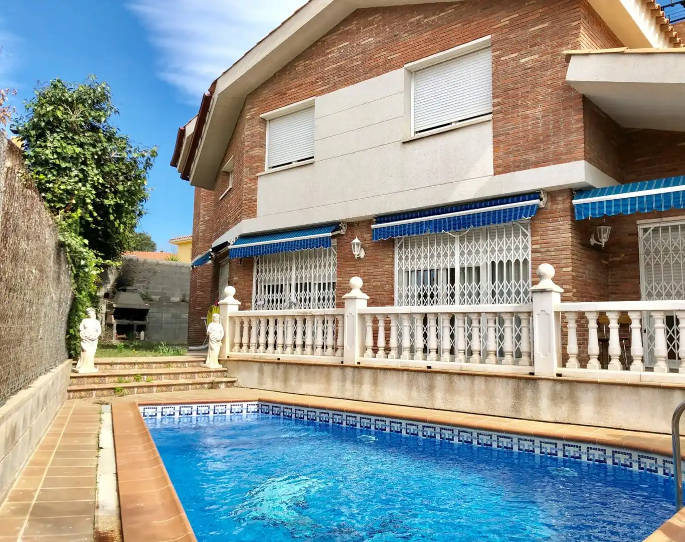 Vista exterior de Casa o xalet en venda en Martorell amb Aire condicionat, Calefacció i Jardí privat