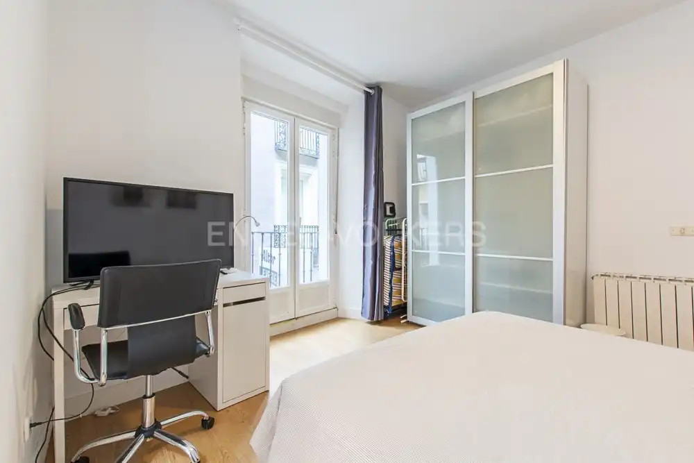Schlafzimmer von Wohnung zur Miete in Madrid mit Klimaanlage, Heizung und Möbliert