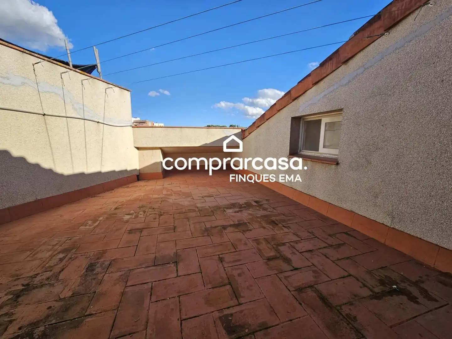 Vista exterior de Àtic en venda en Rubí amb Terrassa, Balcó i Piscina comunitària