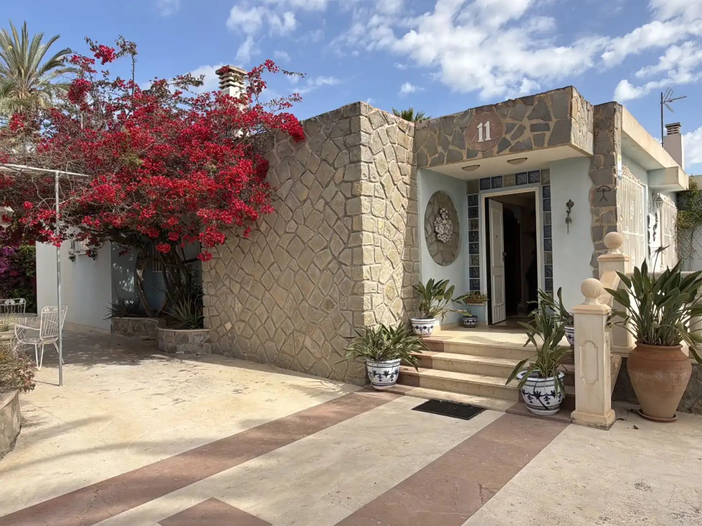 Vista exterior de Casa o xalet en venda en L'Alfàs del Pi amb Aire condicionat, Calefacció i Jardí privat