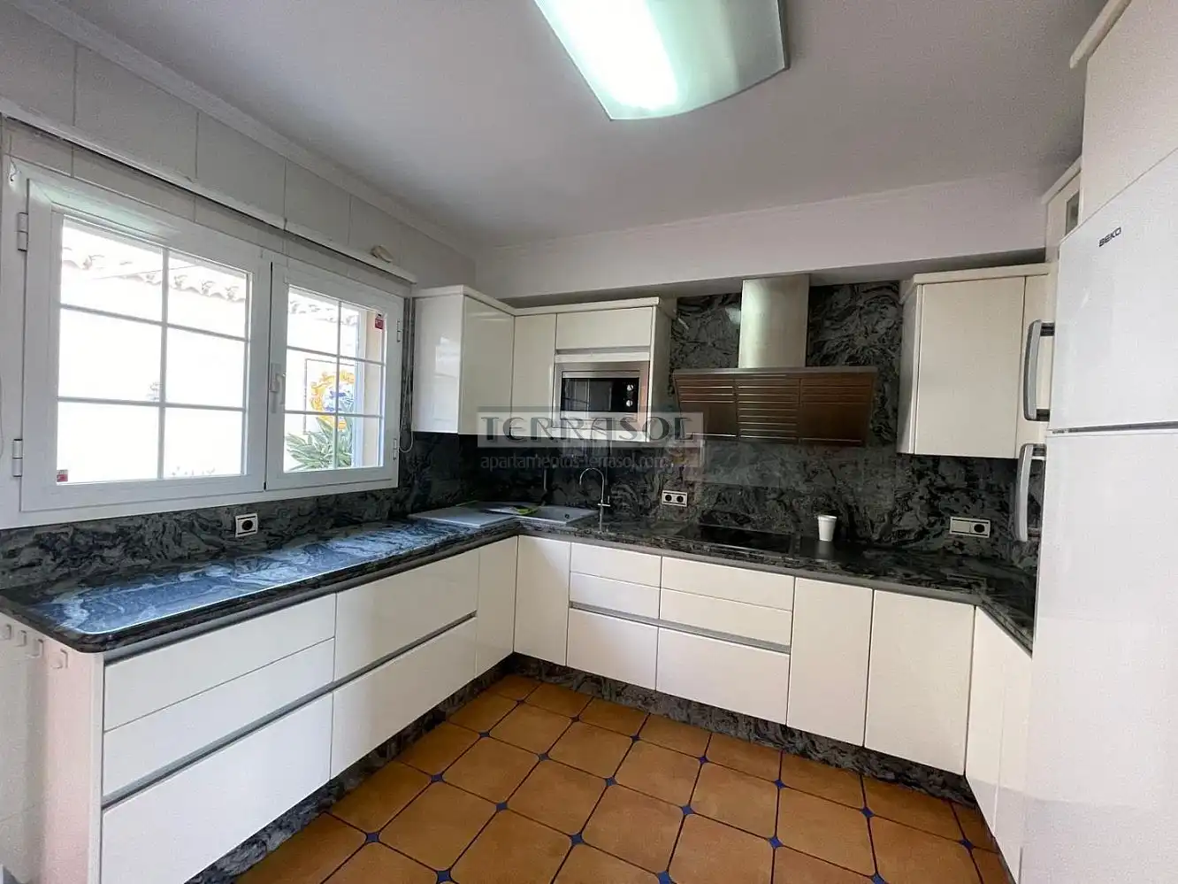 Cuina de Casa o xalet en venda en Vélez-Málaga amb Aire condicionat, Calefacció i Terrassa