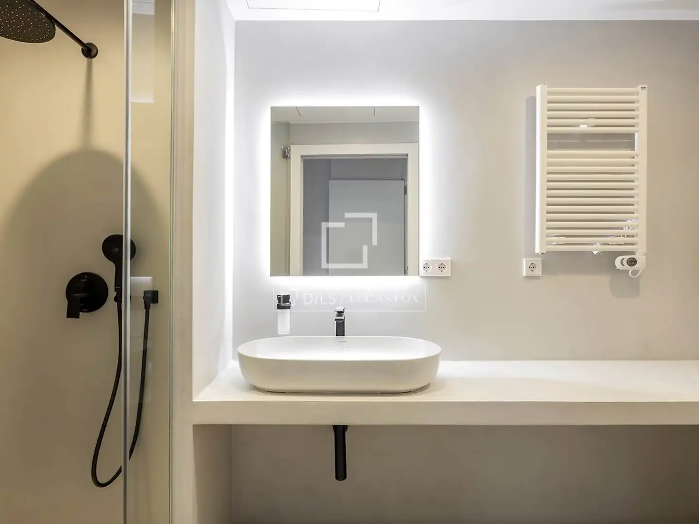 Badezimmer von Wohnung zum Verkauf in Barcelona mit Klimaanlage, Heizung und Parkett