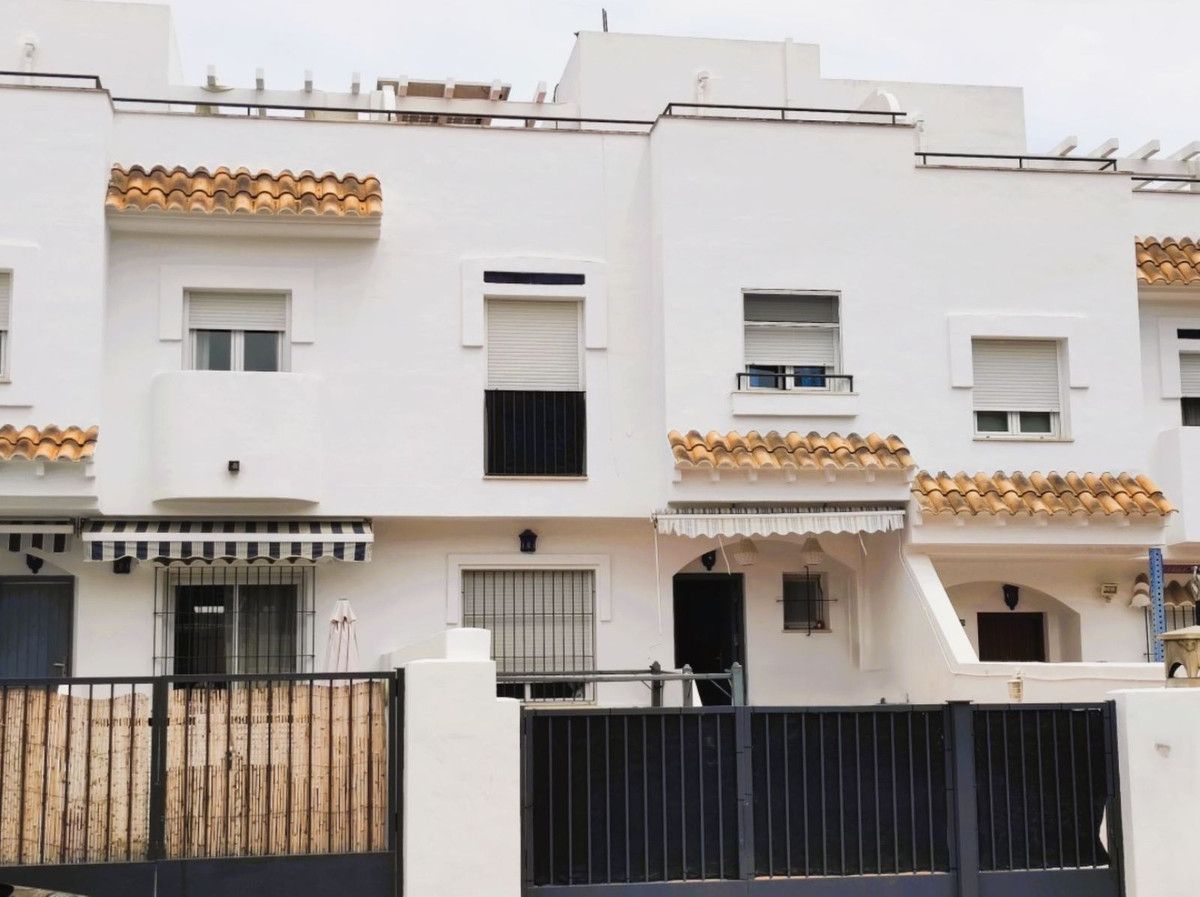 Vista exterior de Casa adosada en venda en Fuengirola amb Aire condicionat, Calefacció i Terrassa