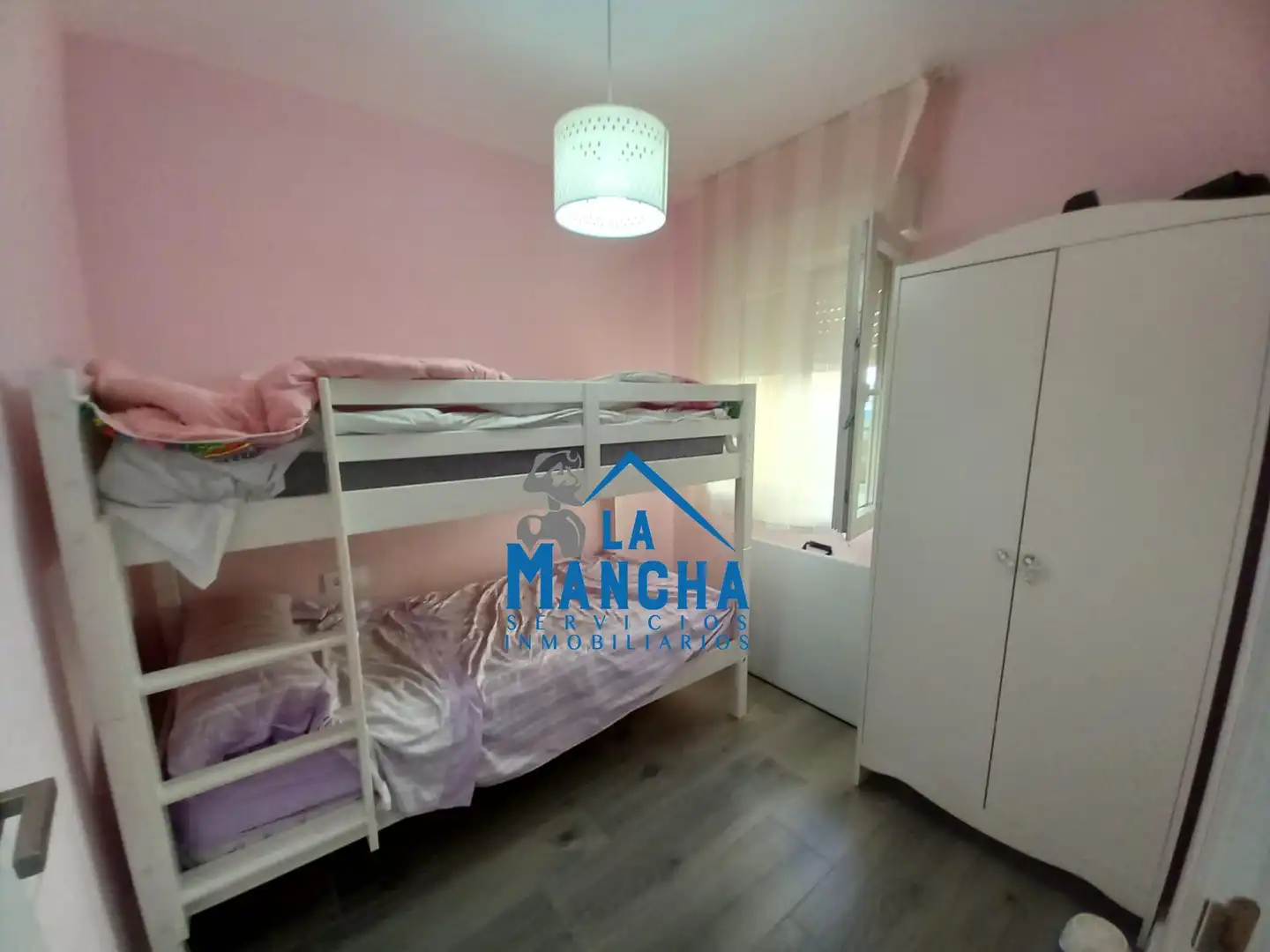 Dormitori de Casa o xalet en venda en Madrigueras amb Piscina i Moblat