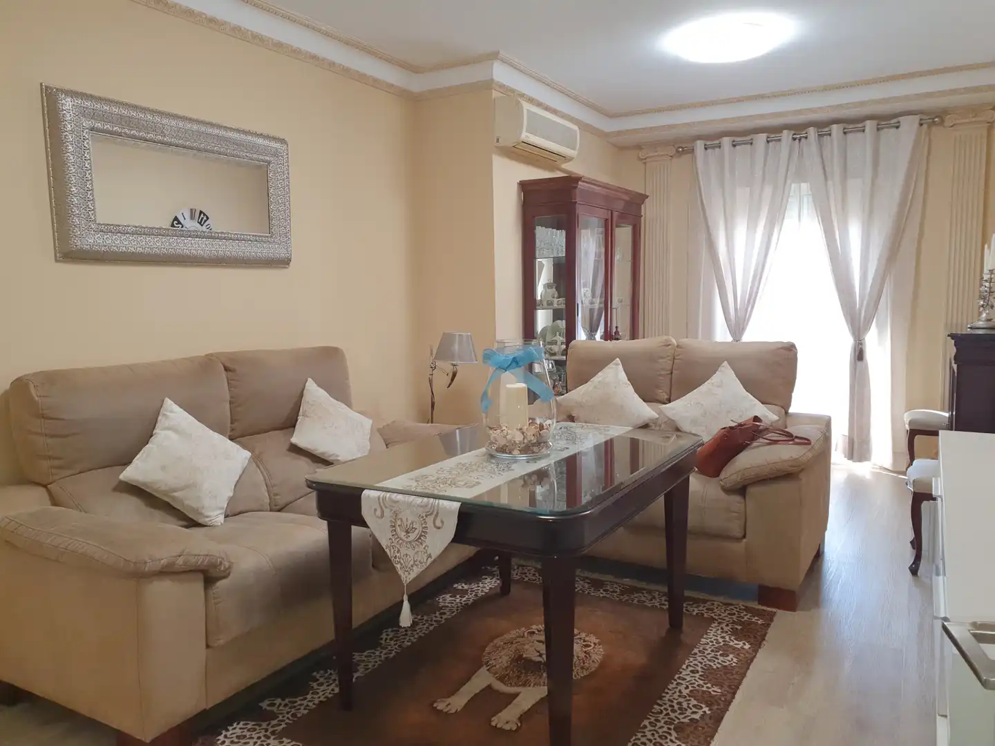 Sala d'estar de Pis de lloguer en Dos Hermanas amb Aire condicionat, Terrassa i Moblat