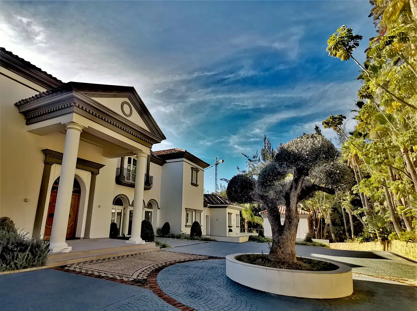 Vista exterior de Casa o xalet en venda en Benahavís amb Aire condicionat, Jardí privat i Piscina