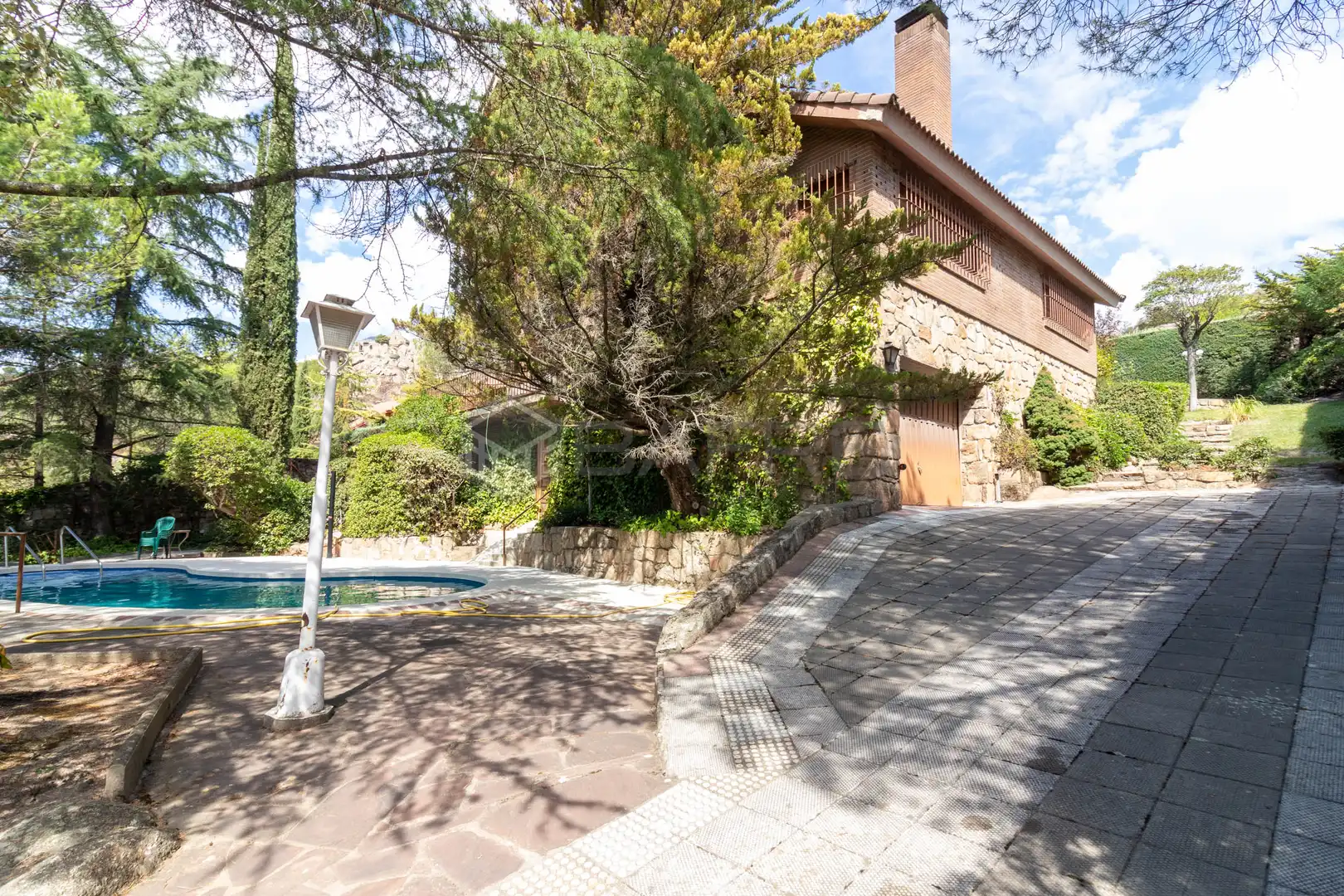 Vista exterior de Casa o xalet en venda en Torrelodones amb Calefacció, Jardí privat i Parquet